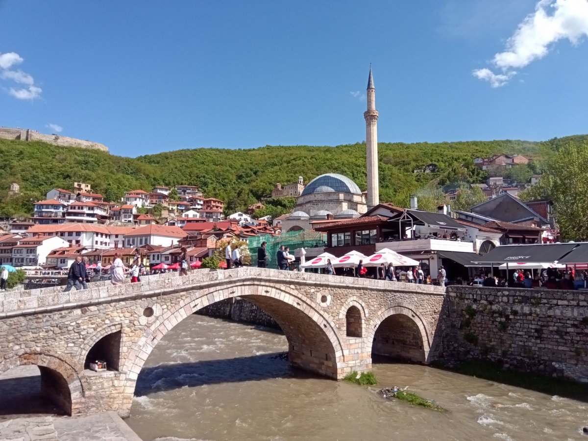 Výhled na kamenný most a mešitu Sinana Paši.