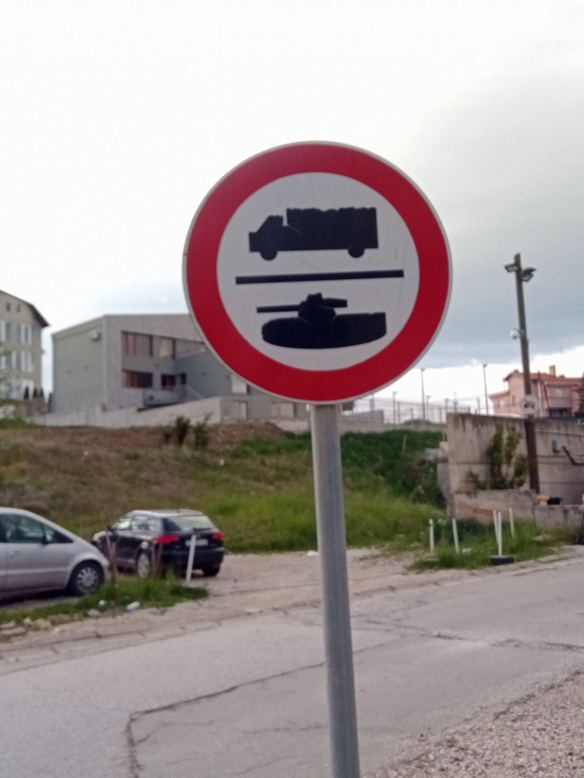 U vojenské základny.