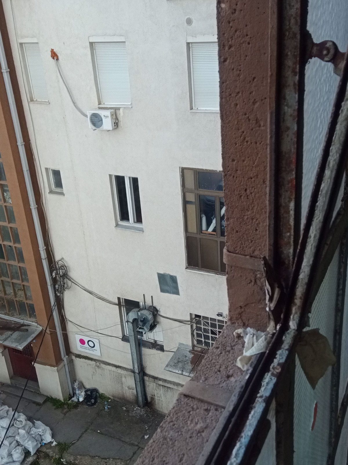 Při příchodu na hostel to zprvu vypadá trochu hororově. :)