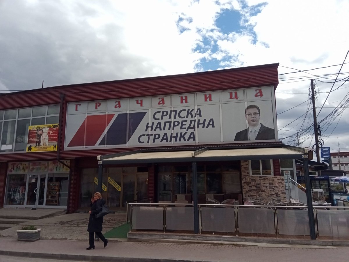 Poutač Srbské pokrokové strany srbského prezidenta Aleksandara Vučiče.