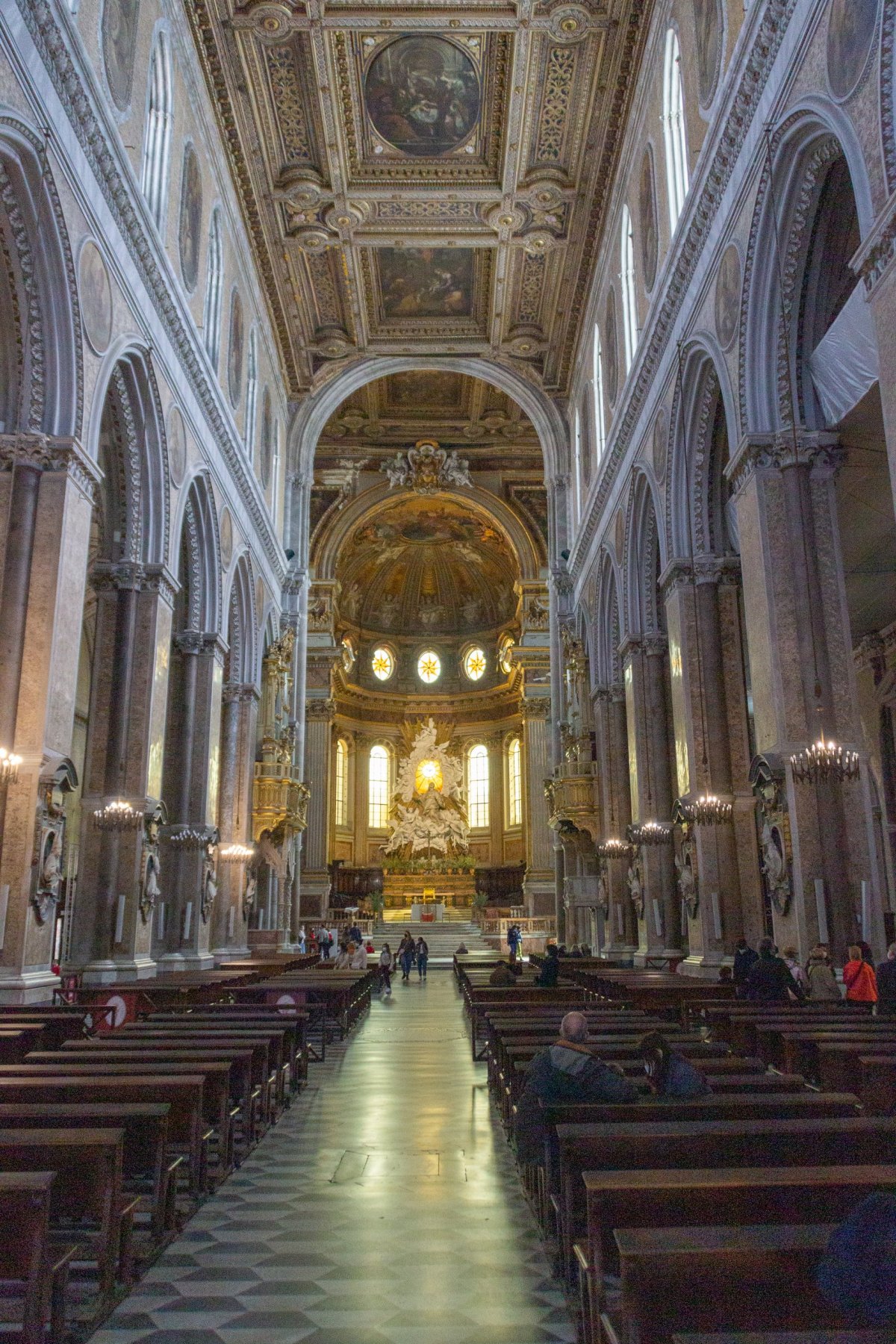Uvnitř baziliky