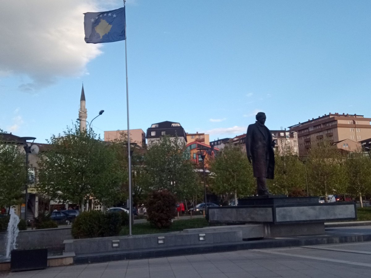 Památník Ibrahima Rugovy, zakladatele Demokratické ligy Kosova.