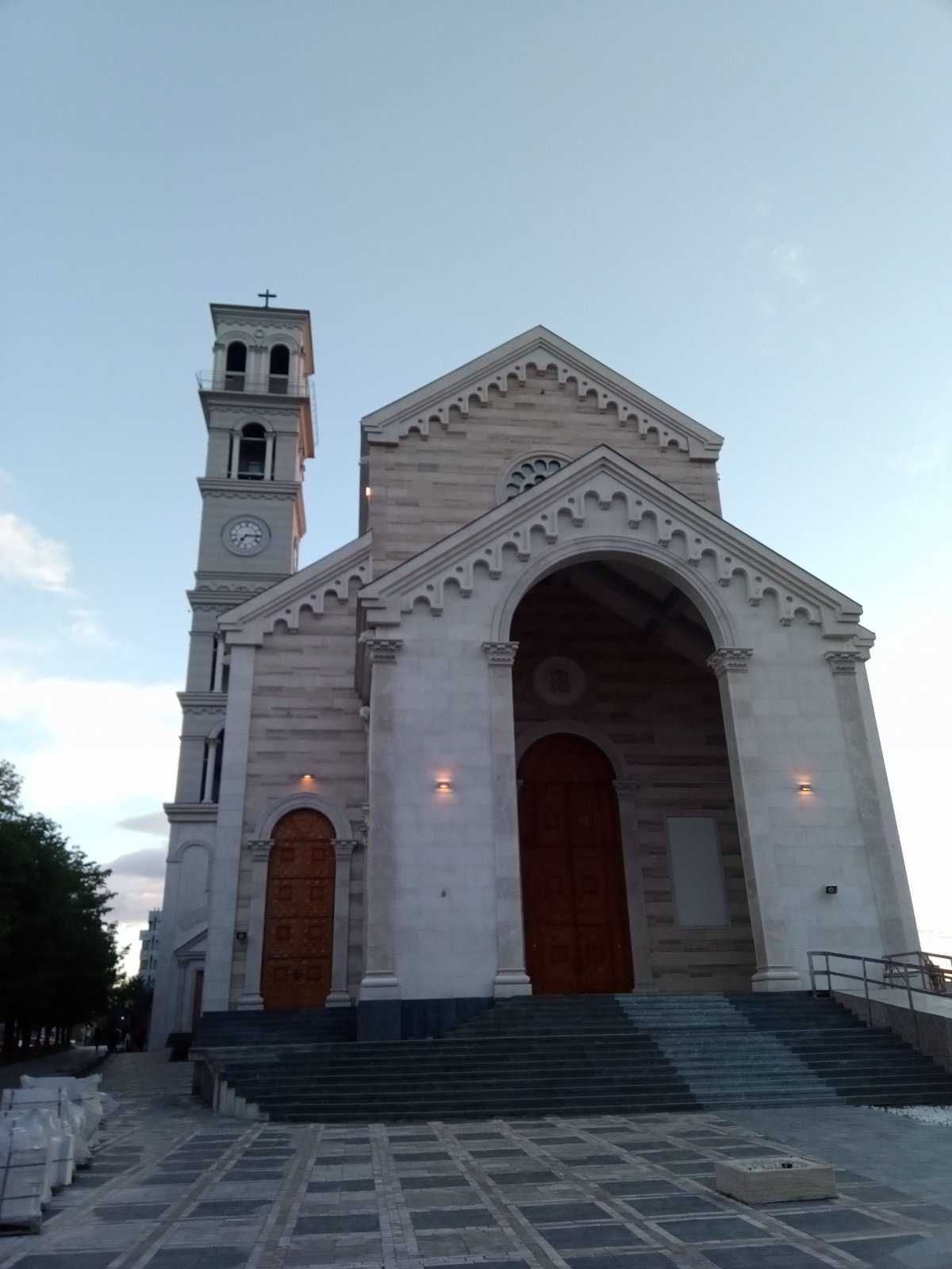 Chrám Matky Terezy v podvečer.