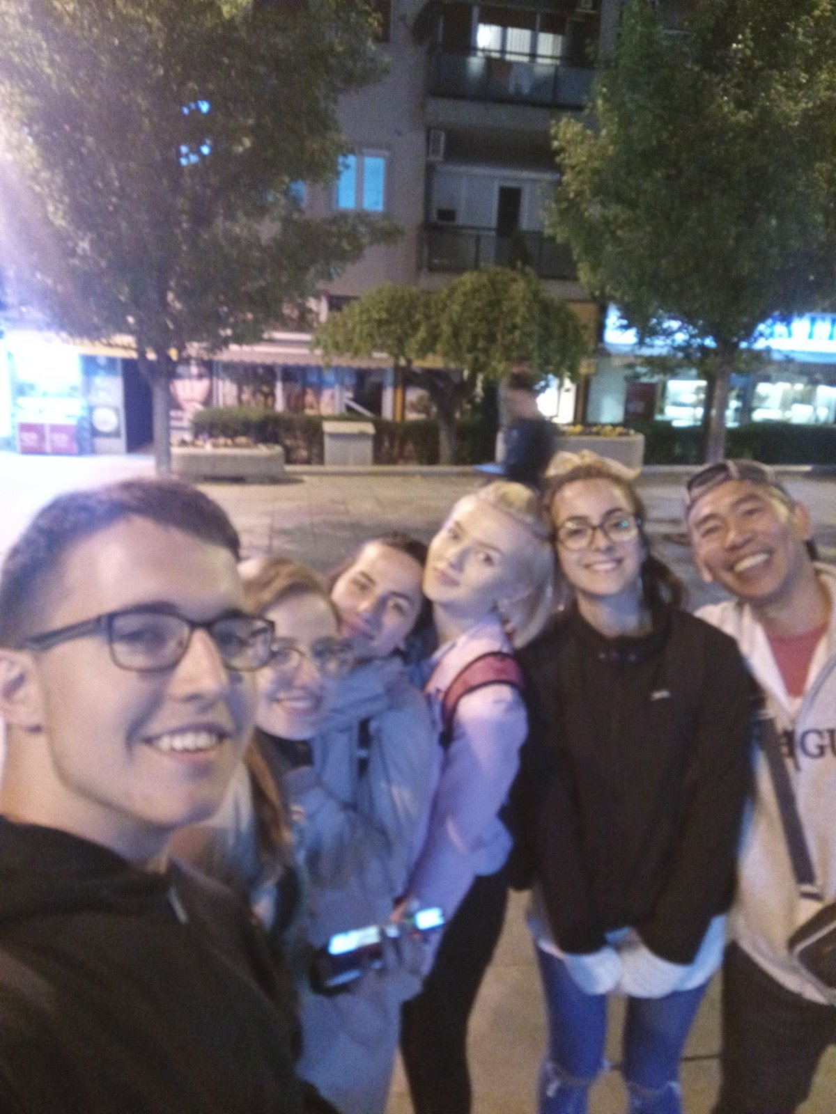 Dodnes nevím, proč se Lee chtěl fotit i s náhodnými kolemjdoucími, ale zrovna tady mi to nepřišlo jako zas tak špatný nápad. :) 