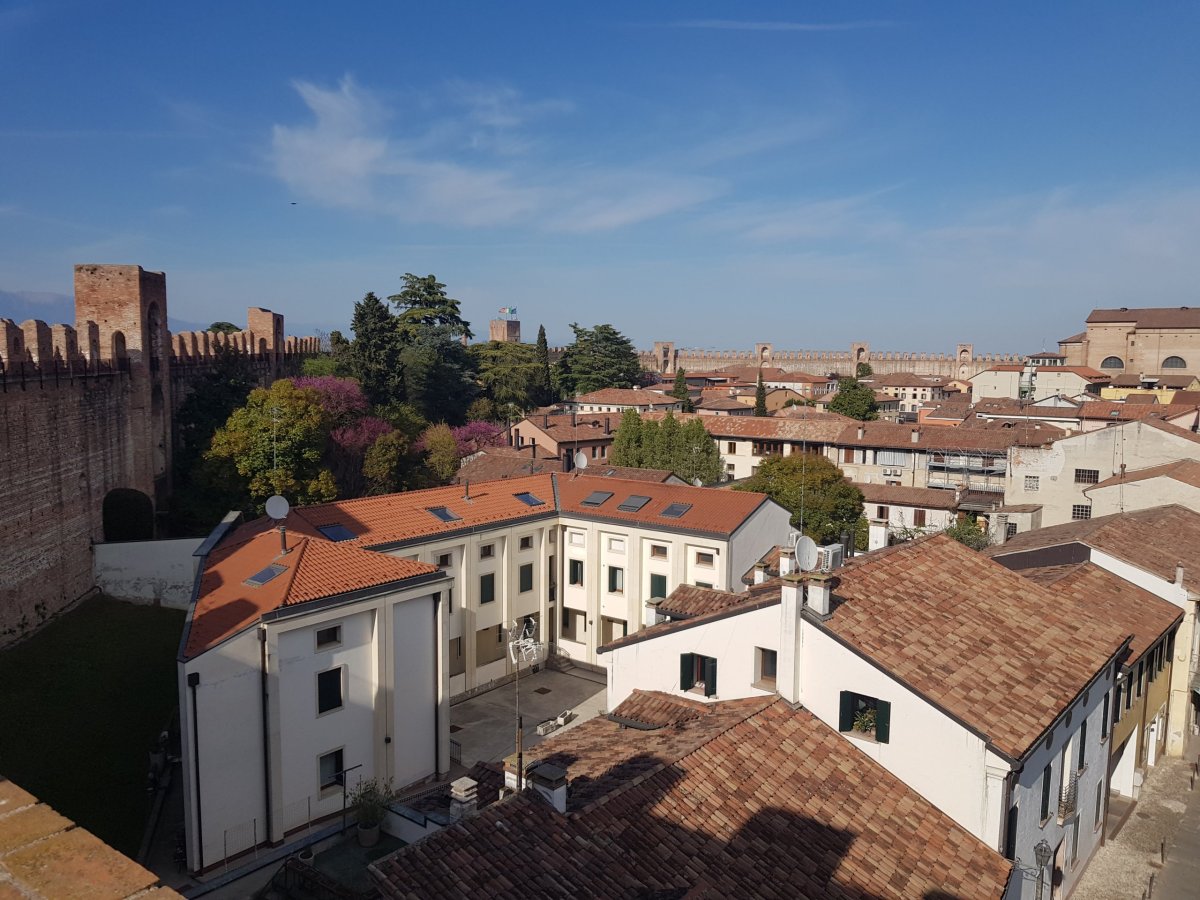 Pohled z hradeb do centra.