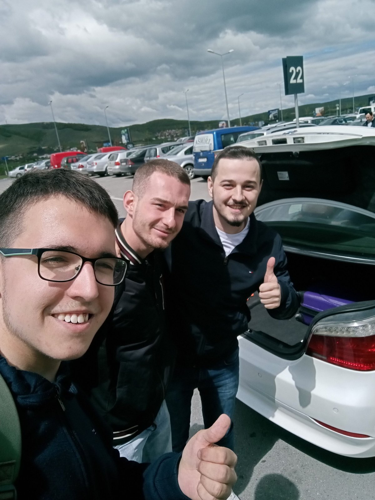 Rada zní jasně, choďte na letiště včas. :)