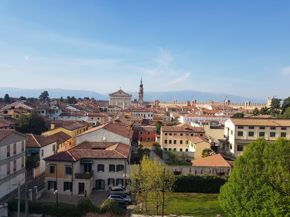 Pohled z hradeb do centra.