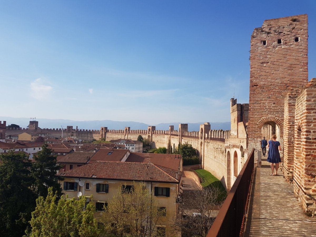 Pohled z hradeb do centra.