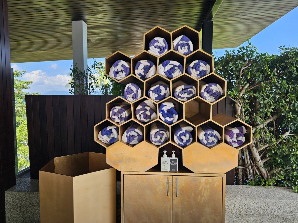 Ručníky a opalovací krémy u bazénu