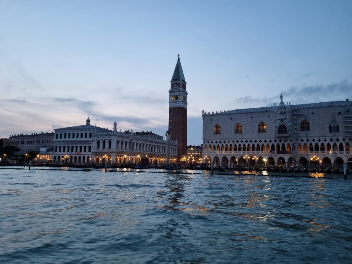 Večerní město z vaporetta.