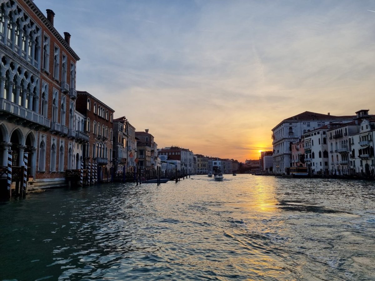 Večerní město z vaporetta.