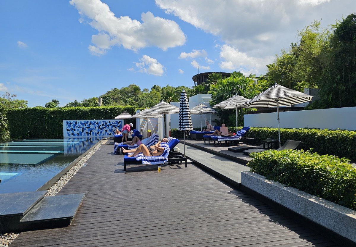 Lehátka u společného bazénu