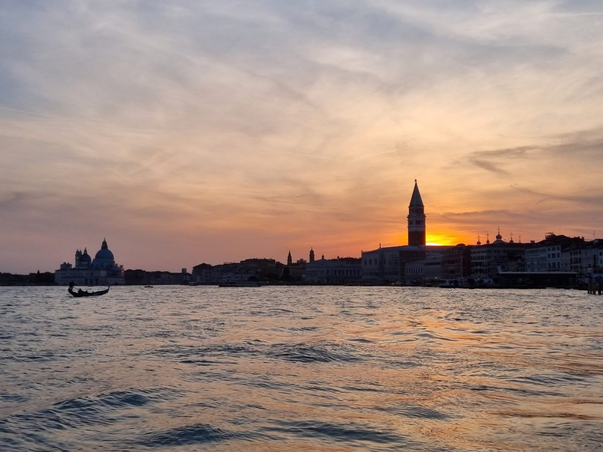 Večerní město z vaporetta.